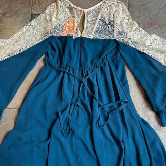 Voom by Joy Han Illusion Lace Bell Sleeves Flowy Dress Women's Size Large (8-10) - Picture 6 of 6